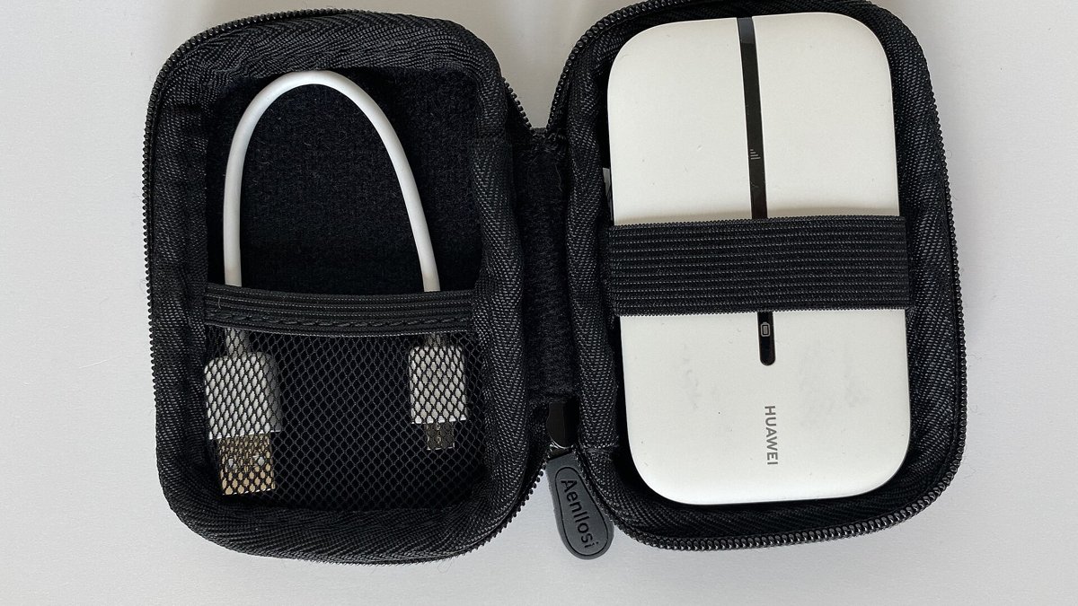 ケースに収めたモバイルルーターとUSBケーブル
