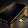 スマートフォンとSIMトレイに載せたSIMカード