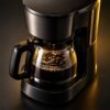 ガラスポットにコーヒーが落ちている家庭用コーヒーメーカー