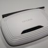 白い家庭用Wi-Fiルーターの上面とアンテナ