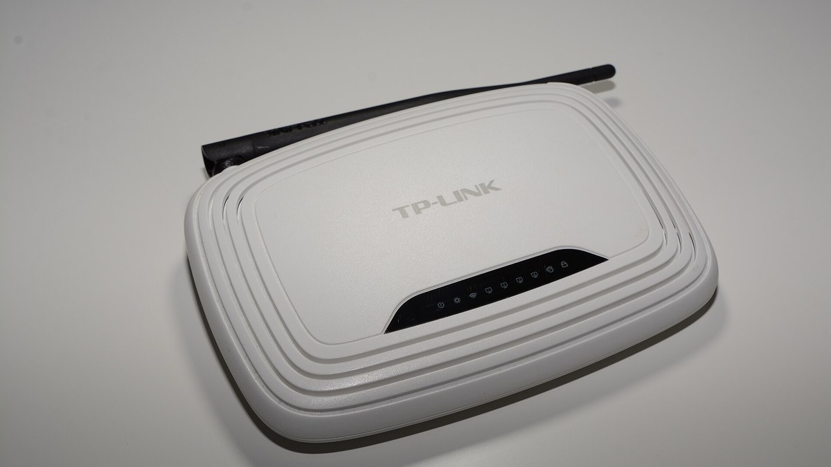 白い家庭用Wi-Fiルーターの上面とアンテナ