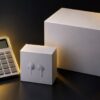 電卓と無地の家電の箱