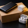 段ボール箱とモバイルバッテリーとスマートプラグとイヤホン
