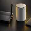光ファイバーをつないだWi-Fiルーターとホームルーターとスマートフォン