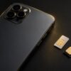 スマートフォンの背面と無地のSIMカード2枚