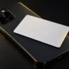無地のICカードとスマートフォン