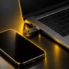 ノートパソコンに差したセキュリティキーとスマートフォン
