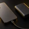 充電ケーブルをつないだスマートフォンとモバイルバッテリー