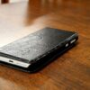 手帳型ケースに入れたスマートフォン