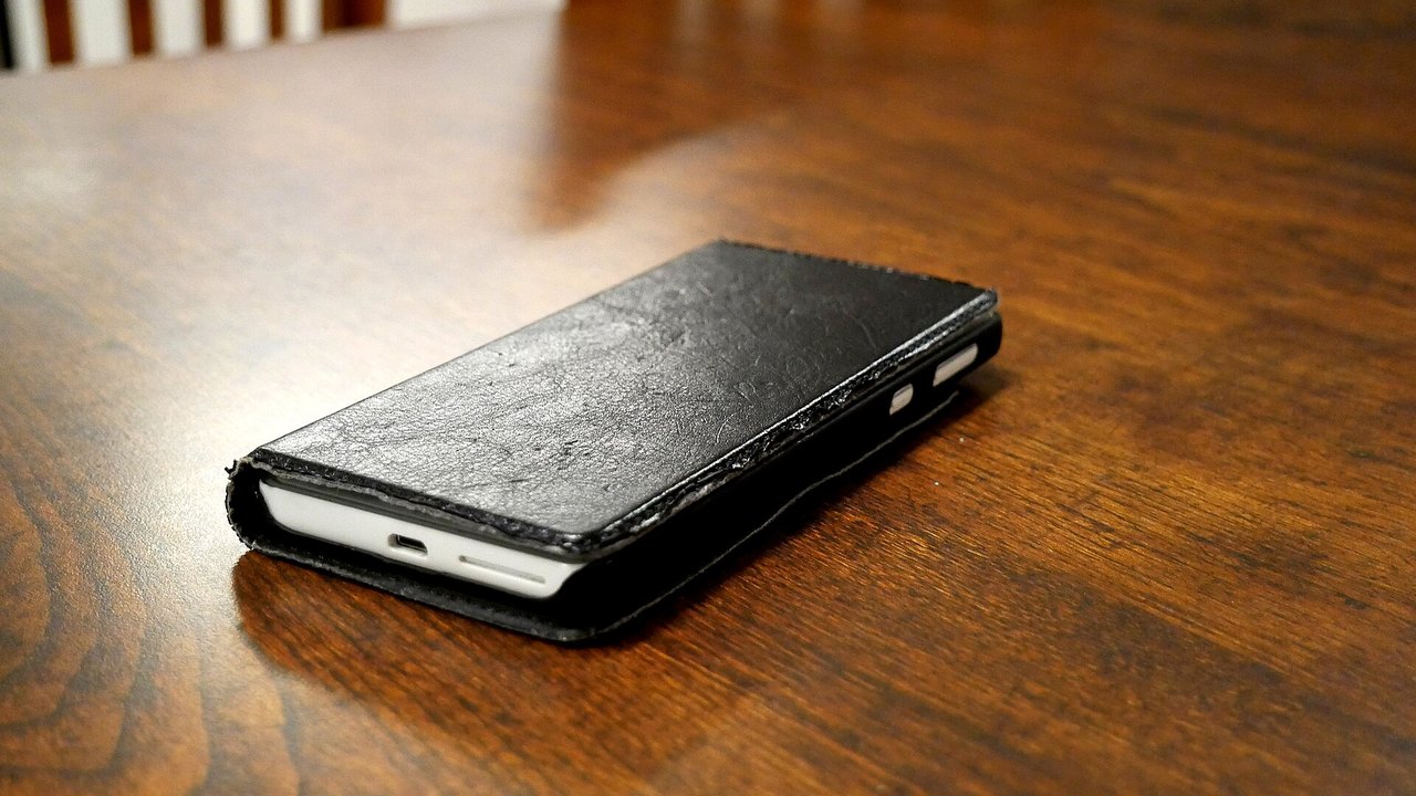 手帳型ケースに入れたスマートフォン