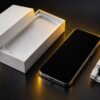 箱から取り出した新しいスマートフォンとケーブル