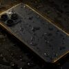 水滴が付いたスマートフォンの背面