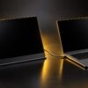 ノートパソコンにUSB-Cケーブルでつないだモバイルモニター