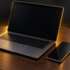 カフェのテーブルのノートパソコンとスマートフォン、南京錠