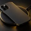 円形のワイヤレス充電パッドとスマートフォン
