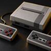 小型のレトロゲーム機本体とコントローラー