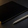 スタイラスペンと画面を消したタブレット