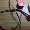 机の上のUSBケーブルと充電器