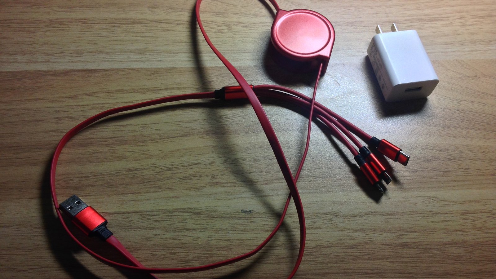 机の上のUSBケーブルと充電器