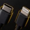 USB Type-CとLightningのコネクタ