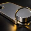 ルーペで傷を確かめる中古スマートフォン