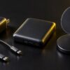 小型のUSB充電器とケーブルとモバイルバッテリーと充電スタンド